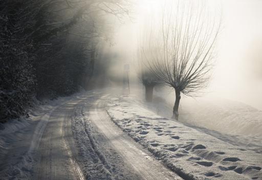 Schneebedeckter Winterwanderweg